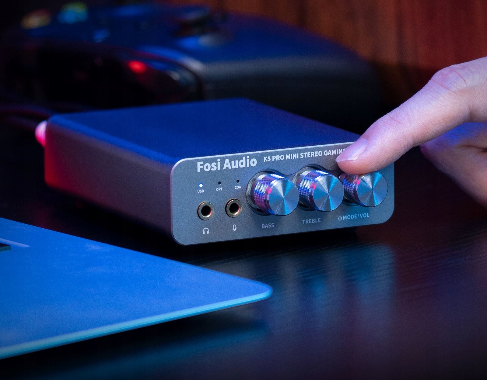 Pokrętła Treble, Bass i Volume na froncie DACa K5 Pro